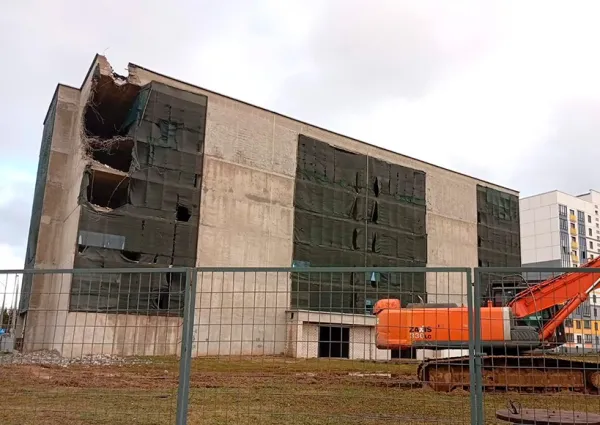 Во Фрунзенском районе начали сносить паркинг-долгострой