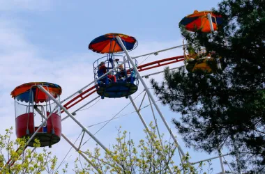 Восемь новых аттракционов установят в парках столицы