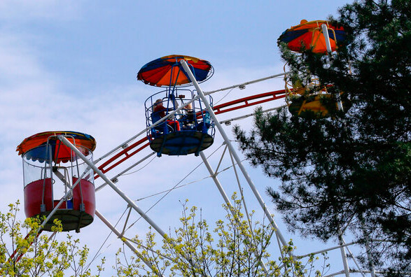 Восемь новых аттракционов установят в парках столицы