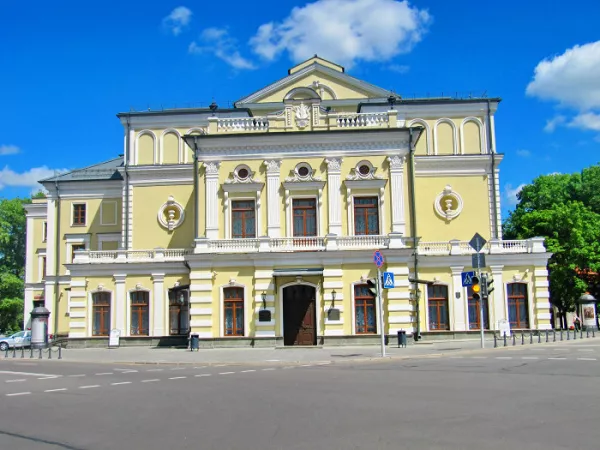 В Александровском сквере у Купаловского театра стартует цикл музыкальных вечеров выходного дня