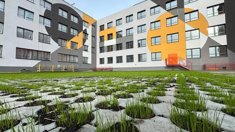 В Смолевичах в 2026 году достроят школу с оригинальным фасадом. Фото 1