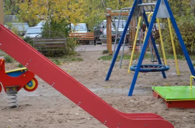 В каких дворах Минска на этой неделе заменят спортивное и детское оборудование