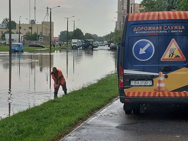 МЧС устраняют последствия ливня в столице