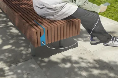 В двух дворах столицы установят скамейки с функцией подзарядки гаджетов