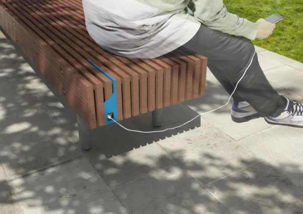 В двух дворах столицы установят скамейки с функцией подзарядки гаджетов