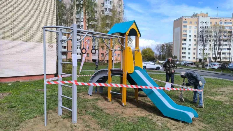 В 2026 году во дворах столицы обновят почти 2,8 тысяч игровых элементов. Фото 6