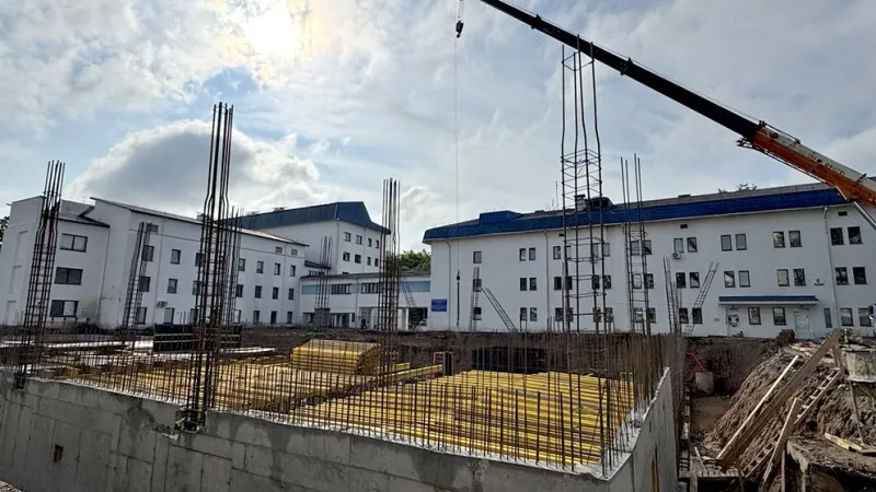 На территории 6-й клинической больницы возводят современный корпус травматологического центра. Фото 1