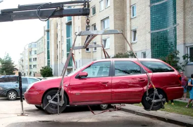 В Первомайском районе Минска очищают улицы от брошенных автомобилей