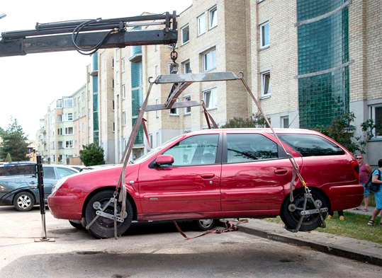 В Первомайском районе Минска очищают улицы от брошенных автомобилей