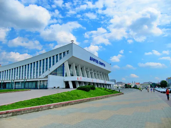 Площадку для проведения мероприятий у Дворца спорта обновили в Минске