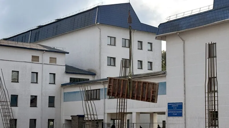 На территории 6-й клинической больницы возводят современный корпус травматологического центра. Фото 2