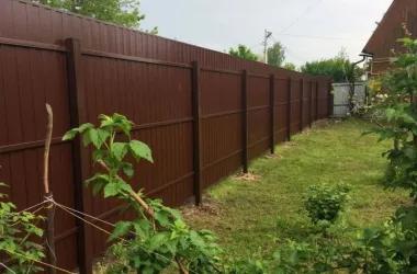 Можно ли ставить забор вплотную к соседскому?