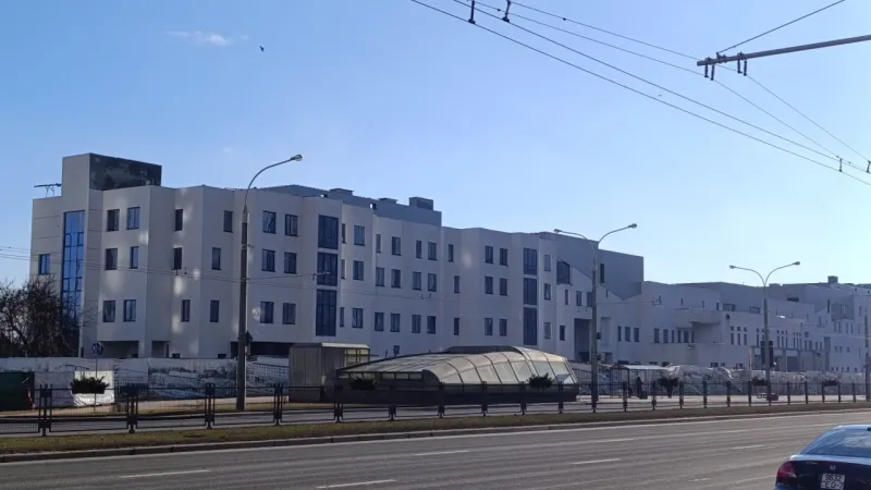 На месте долгостроя по ул. Маяковского  в этом году появится современный медцентр. Фото 1