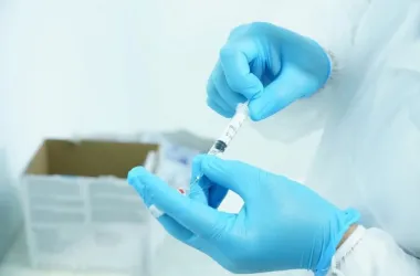 Столичные поликлиники предлагают вакцинацию от гриппа и ковида