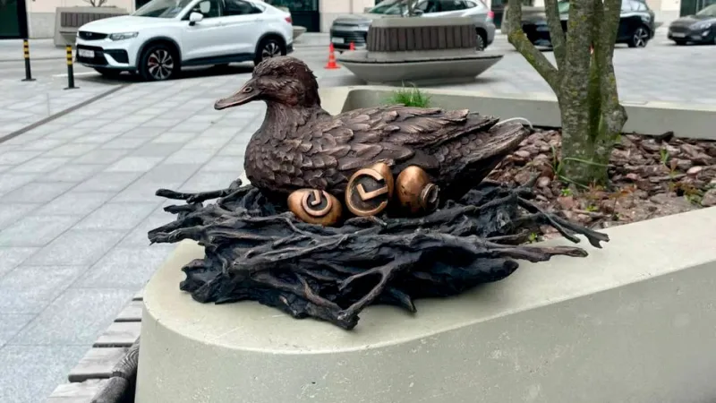 Бронзовая утка поселилась в центре Минске как символ городской доброты. Фото 2