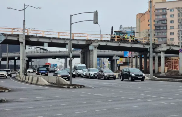 Ремонт путепровода на проспекте Независимости в Минске идет круглосуточно