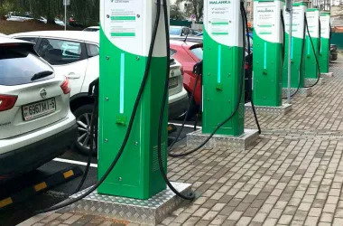 В Беларуси активно развивается сеть электрозаправок на трассах и в малых городах