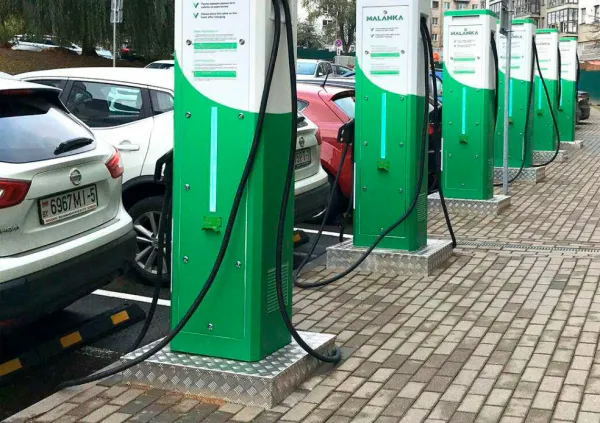 В Беларуси активно развивается сеть электрозаправок на трассах и в малых городах