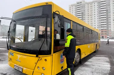 Столичная ГАИ проверяет автобусы и напоминает правила пассажирам