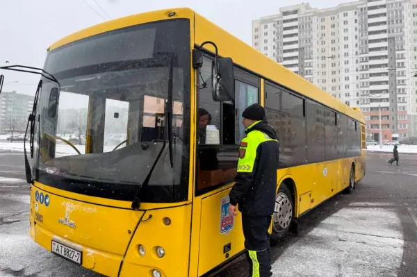 Столичная ГАИ проверяет автобусы и напоминает правила пассажирам
