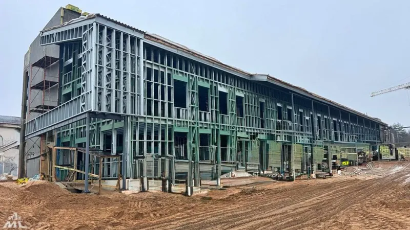 Строительство инфекционной больницы на Долгиновском тракте продолжается в активном режиме. Фото 1