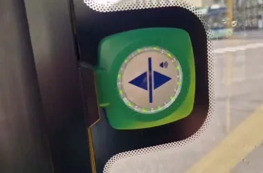 С 1 мая кнопки адресного открытия дверей в городском транспорте станут активными