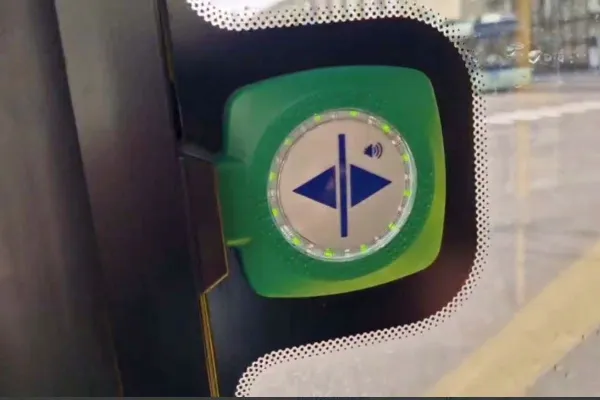 С 1 мая кнопки адресного открытия дверей в городском транспорте станут активными