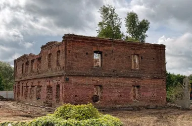 В Лошицком парке началась реконструкция исторической мельницы и каплицы