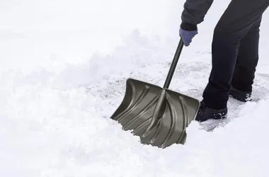 Пункты выдачи инвентаря для борьбы со снегом работают в столице