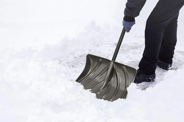 Пункты выдачи инвентаря для борьбы со снегом работают в столице