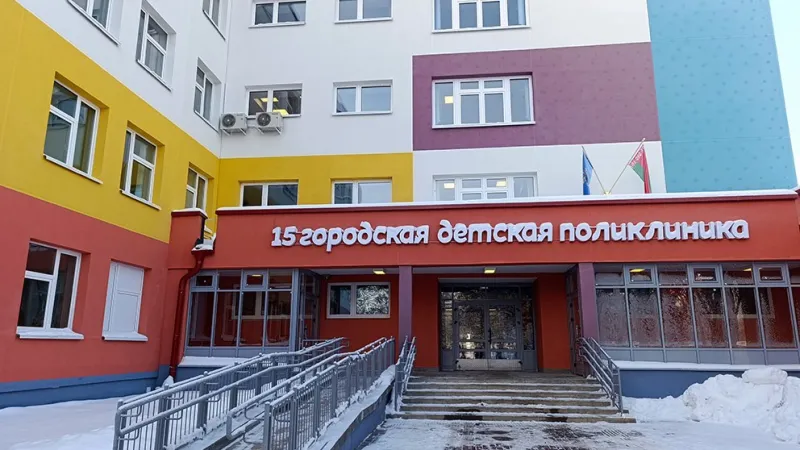 На Голубева открылась обновленная детская поликлиника с цветными этажами и бассейнами. Фото 1
