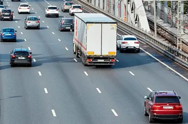 ГАИ планирует ограничить движение грузовиков по второй и третьей полосам МКАД