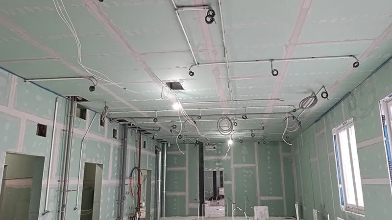 Строительство инфекционной больницы на Долгиновском тракте продолжается в активном режиме. Фото 3