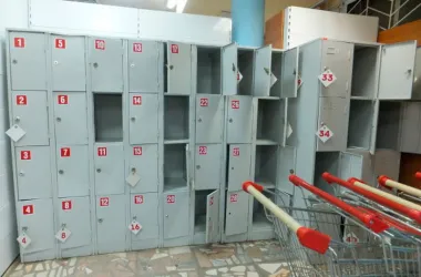 Кто компенсирует ущерб за кражу из камеры хранения магазина