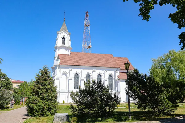У площади Победы начали демонтировать башню «глушилку»
