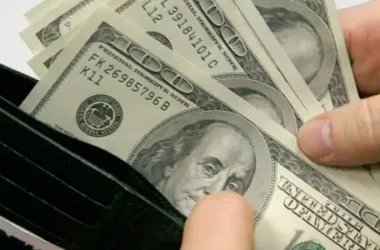 Нацбанк объяснил правила приема старых долларов