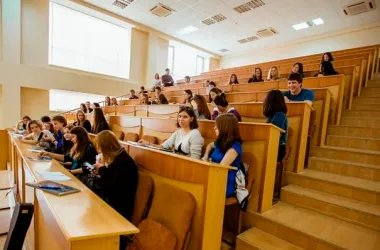 Студентов закрывающегося Института парламентаризма перевели в госвузы