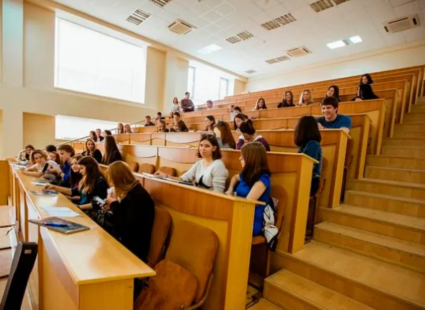 Студентов закрывающегося Института парламентаризма перевели в госвузы