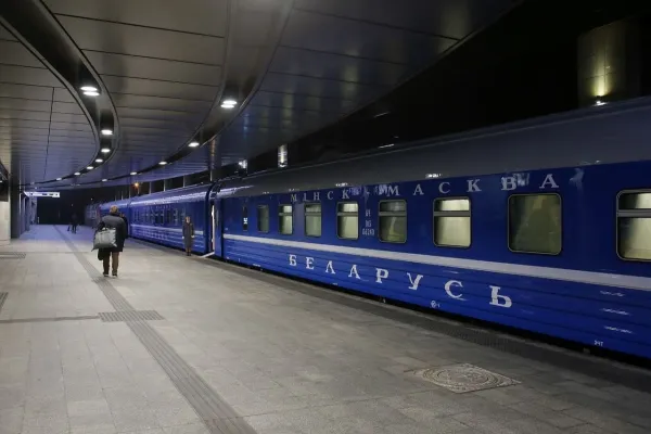 На маршруте Минск — Москва начал курсировать обновленный фирменный поезд БЖД
