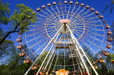 Старые аттракционы в столичных парках уступят место новым