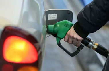 Автомобильное топливо подорожает на 2 копейки с 22 марта