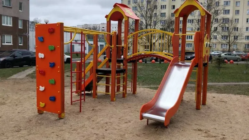 В 2026 году во дворах столицы обновят почти 2,8 тысяч игровых элементов. Фото 3