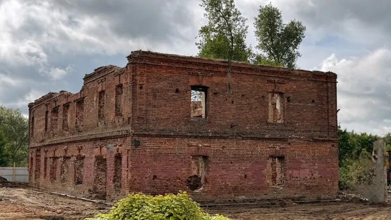 В Лошицком парке началась реконструкция исторической мельницы и каплицы. Фото 2