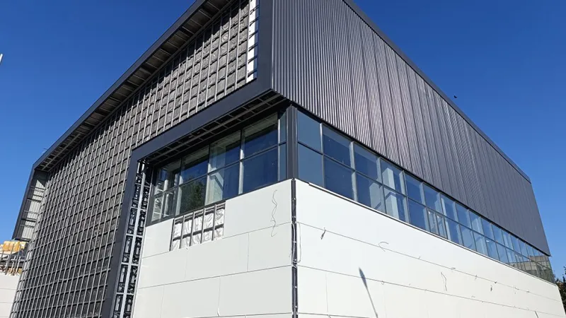 На улице Белорусской завершается строительство современного ФОКа. Фото 1