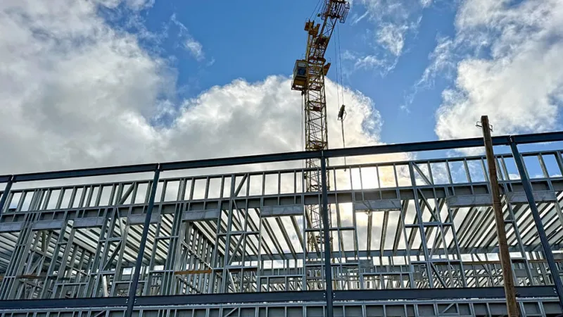 На Долгиновском тракте возводят инфекционную больницу с необычной конструкцией. Фото 1