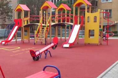 Более тысячи детских площадок обновят в Минске в этом году