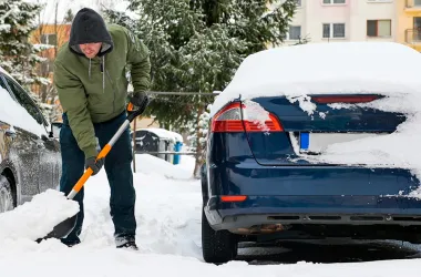 Автовладельцев обязали расчищать снег возле своих автомобилей