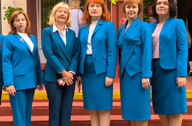 В нескольких школах ввели форму для учителей