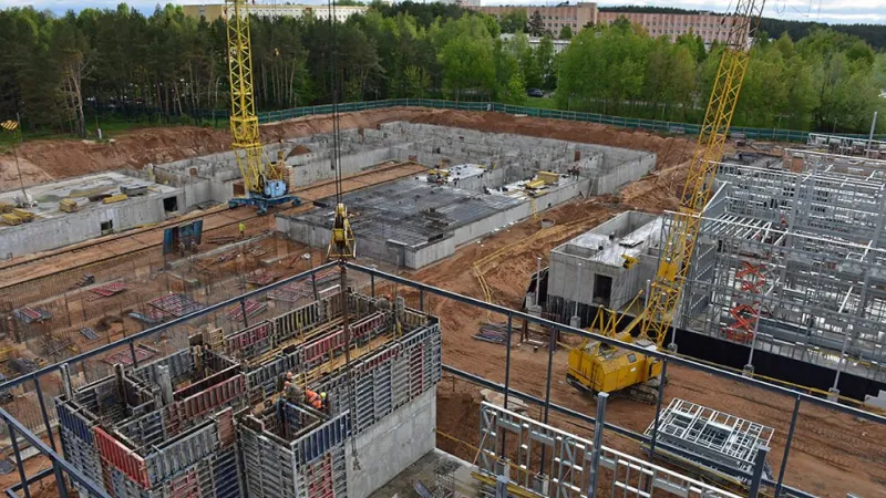 На Долгиновском тракте возводят инфекционную больницу с необычной конструкцией. Фото 3