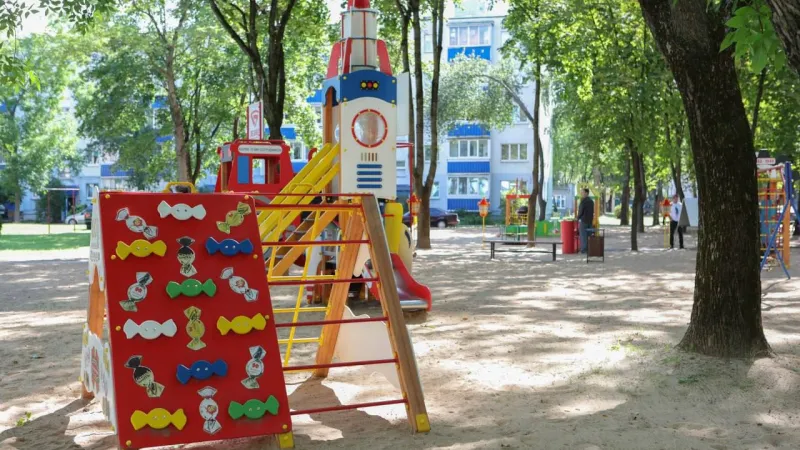 В 2026 году во дворах столицы обновят почти 2,8 тысяч игровых элементов. Фото 1
